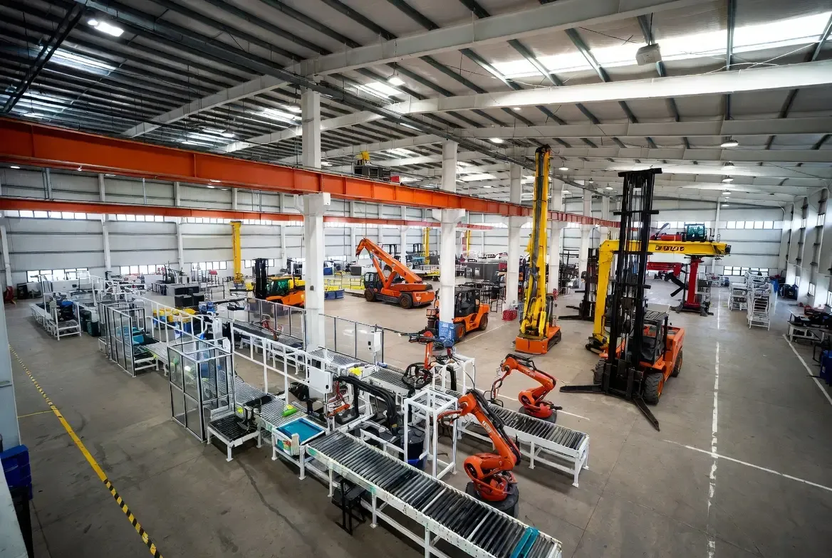 Productiehal met machines en installaties