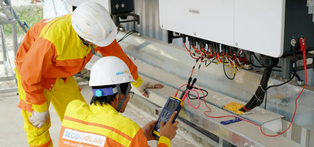 Erkende keuringspecialisten inspecteren elektrische installatie met meetapparatuur op locatie