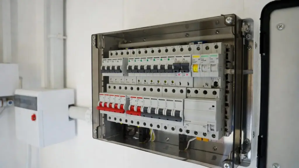 Geopende meterkast met groepenkast en aardlekschakelaars klaar voor professionele meterkast keuring