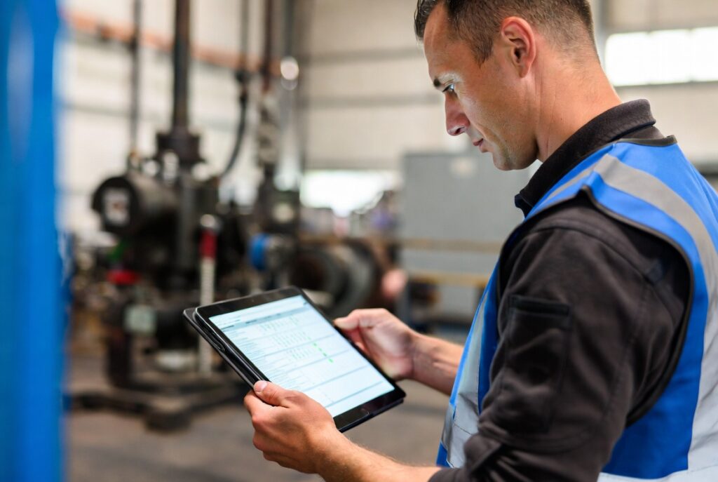 Gecertificeerde keurmeester voert onafhankelijke inspectie uit conform NEN-normen en Arbowet